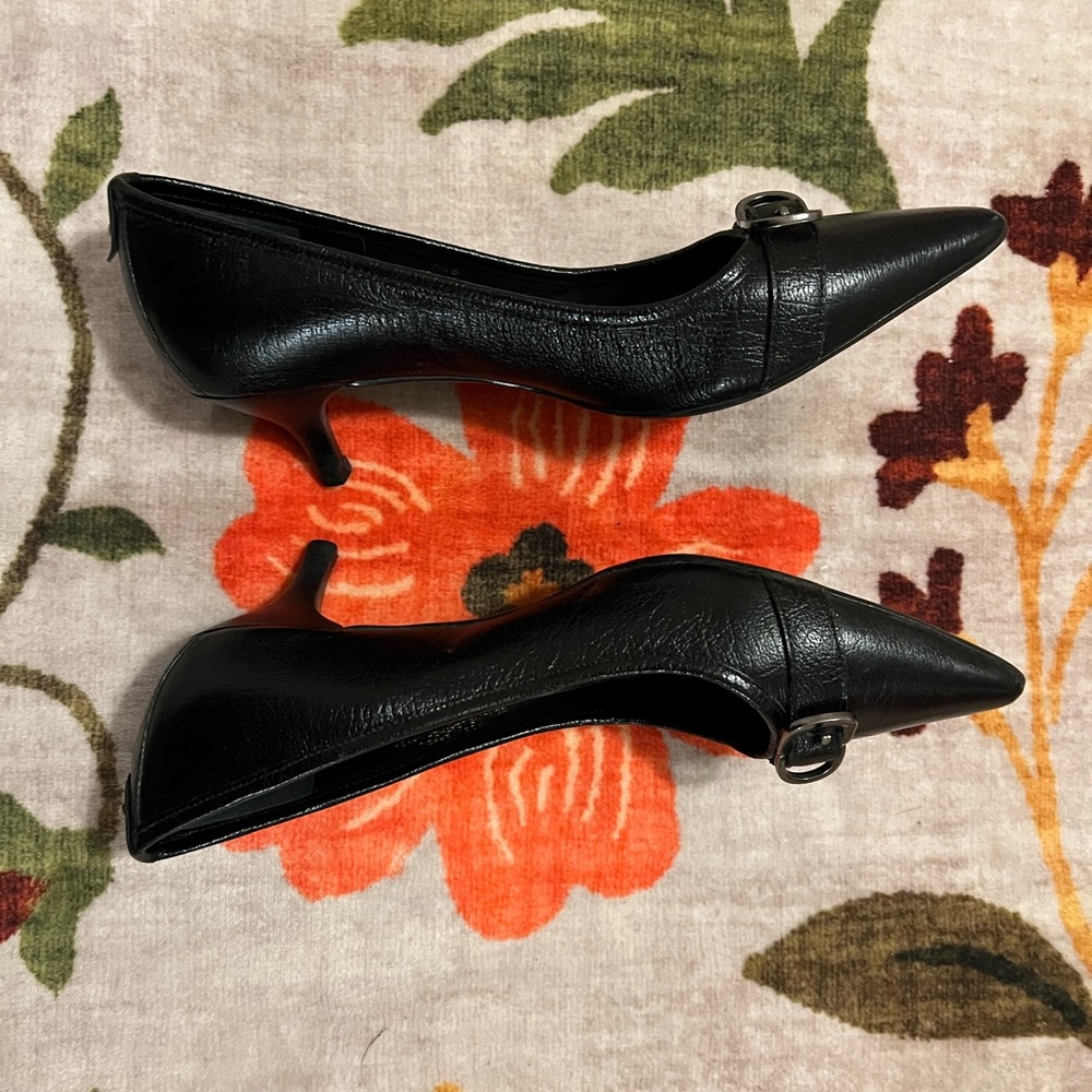 Like New Leather Kitten Heel Black Women's pumps - Picture 2 of 6